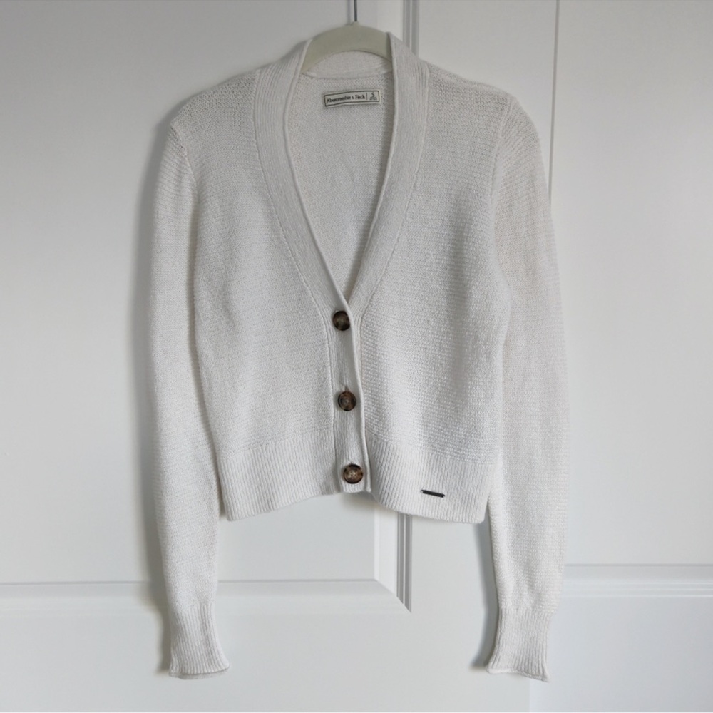 Abercrombie & Fitch Cropped White Knit Sweater with Tortoise Shell Buttons